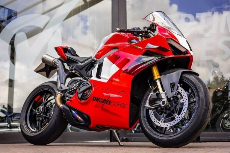 Ducati Panigale V4R LOW MILES ! AKRO SYSTEM ! STUNNING