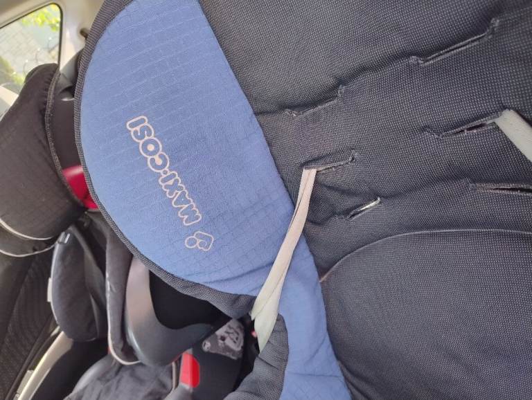 Maxi-Cosi Baby/Child Car Seat – Blue and Black