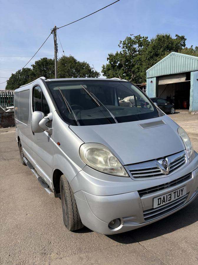 Vauxhall Vivaro Vivaro 2700 Sportive CDTi SWB (silver) 2013