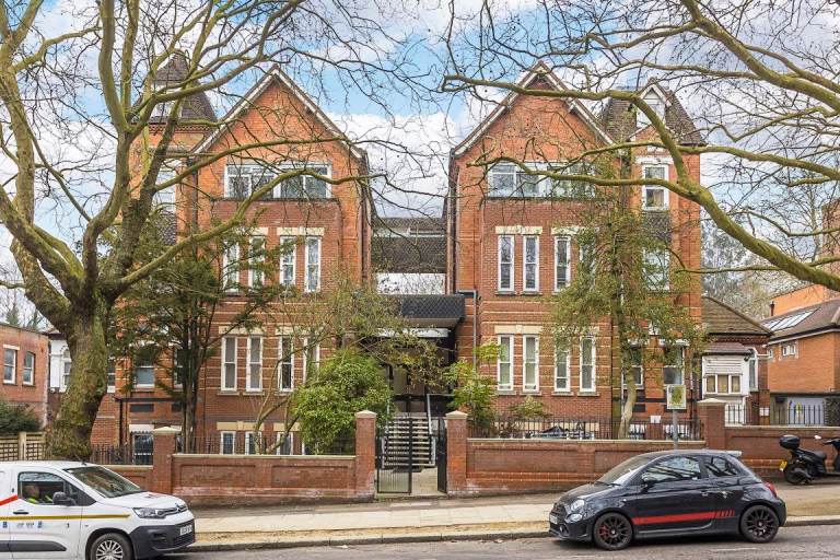 Double studio apartment in Fitzjohns Ave, Hampstead, NW3 - Ref: 1802