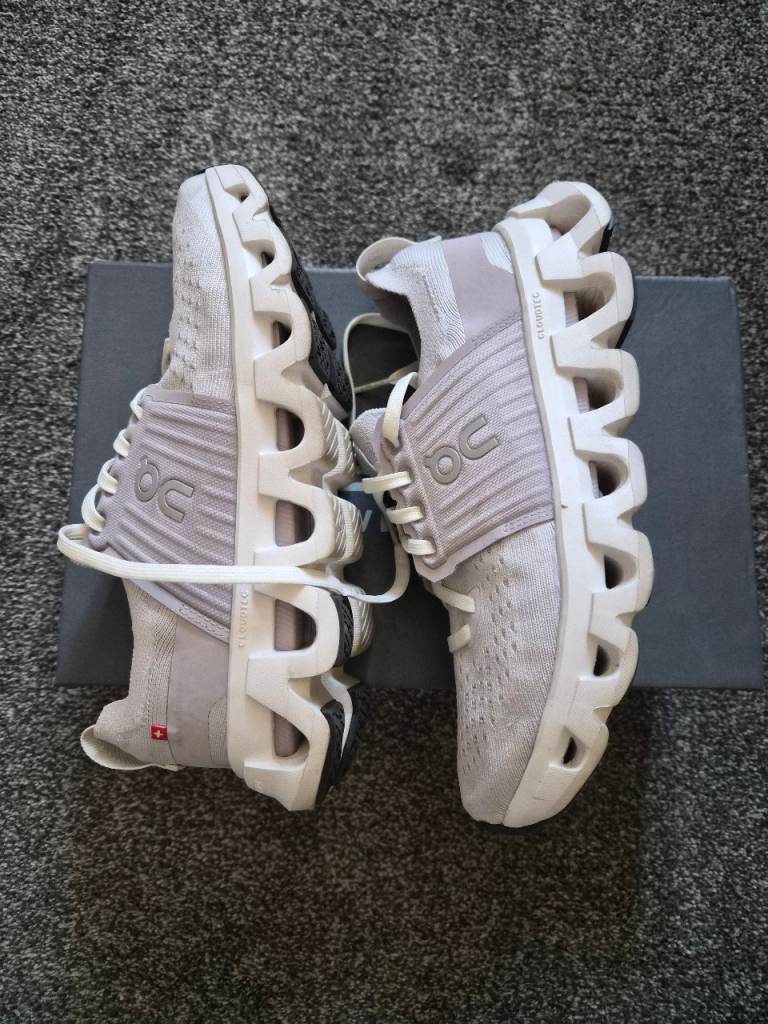 On Cloudflow Running Shoes size 4.5