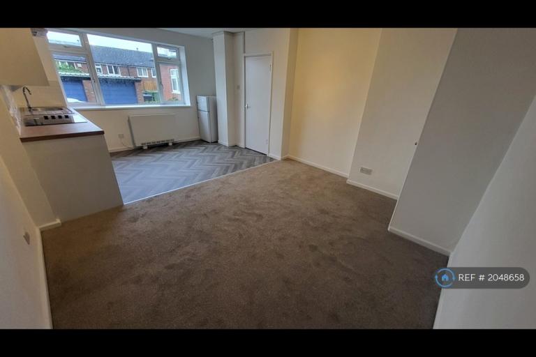 1 bedroom flat in Oakley House, Bromsgrove, B60 (1 bed) (#2048658)