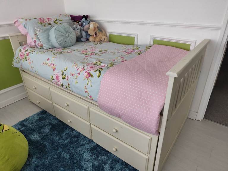 White Wooden Day Bed with Guest Bed Trundle Frame with single mattress only