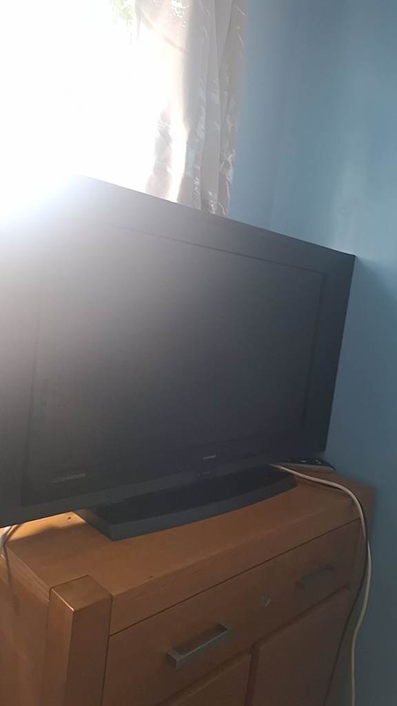 Evesham 32-inch Black TV with Remote – Good Condition