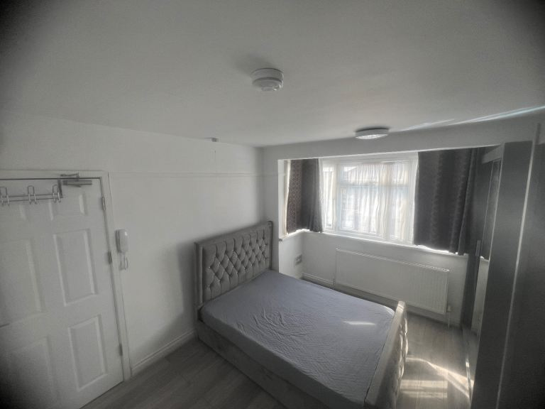 Spacious & Cosy Ensuite Room for Rent in - HA8 5TU