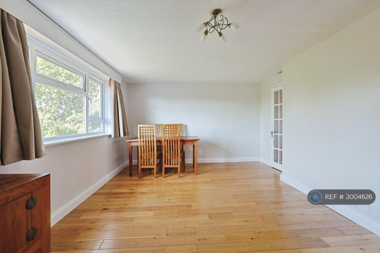 3 bedroom flat in Upper Richmond Road, London, SW15 (3 bed) (#3004626)