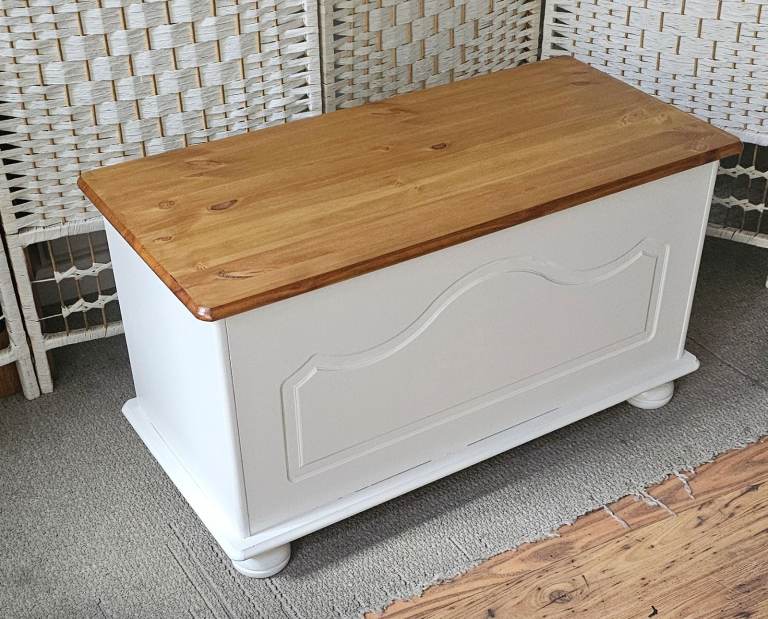 UPCYCLED SOLID PINE BLANKET/STORAGE BOX