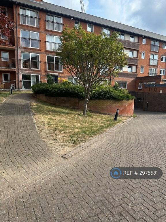 2 bedroom flat in The Broadway, London, SW19 (2 bed) (#2975581)