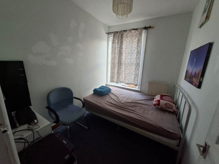 1 Bedroom for rent above a takeaway on Stourbridge road Halesowen B63
