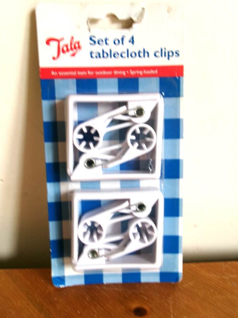 BNIB SET OF 4 SPRING LOADED TABLECLOTH CLIPS HOLDERS OUTDOOR DINING PARTY BBQ PICNIC