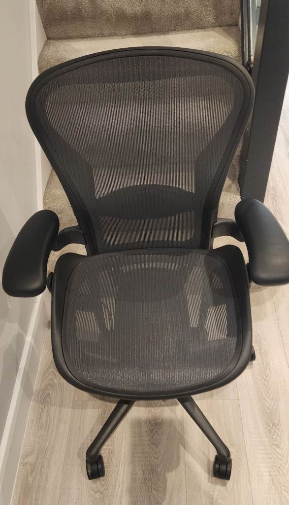 Immaculate herman miller aeron remastered size B office desk chair 