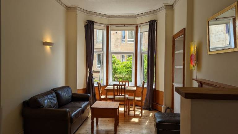 Two bed flat to rent in the west end (available: 27 July 2026)