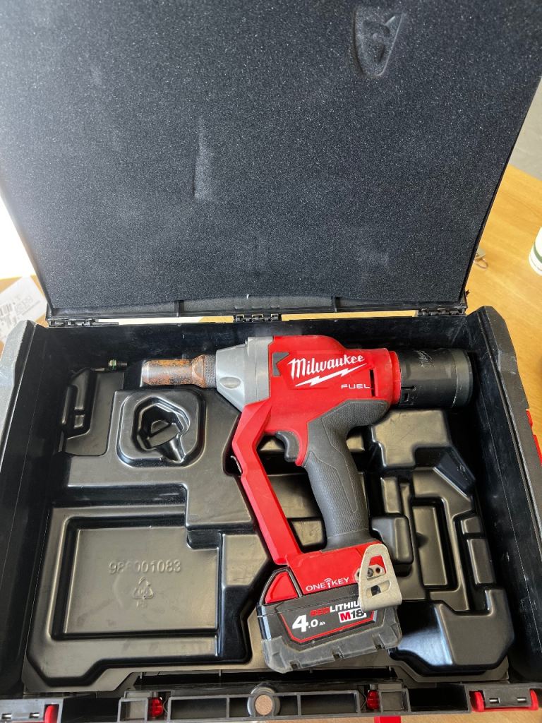 Rivet gun