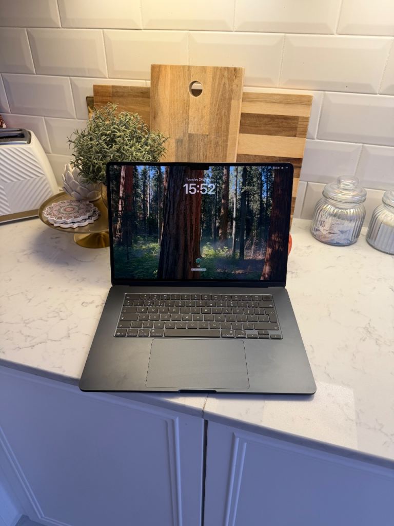 MacBook Air - M4 - 2025 - 15’ inch - 16gb Ram - 256gb