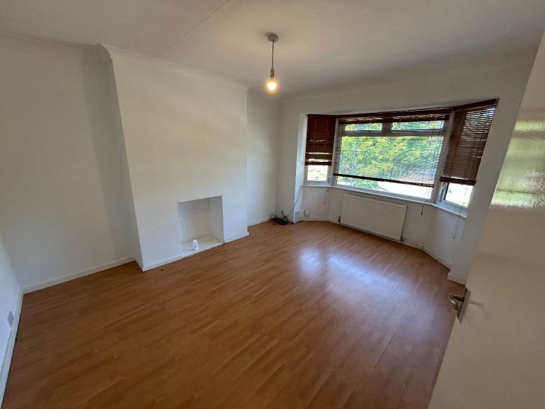 2 Bedroom Flat with Separate Reception and Garden in Belvue Close, Northolt, UB5 5HA