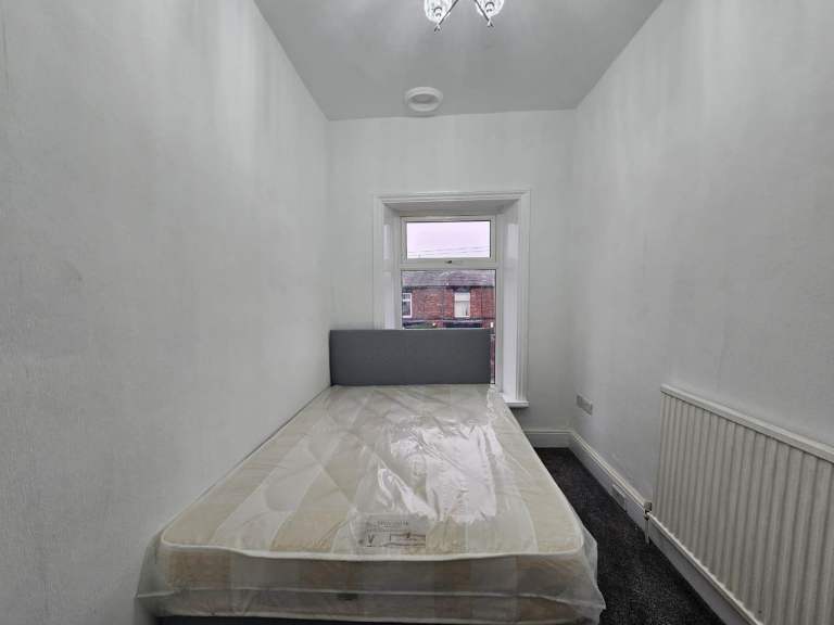 Spacious & Cosy Double Room For Rent AT OL10 2PN