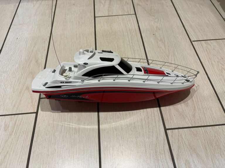 Full Function Radio Controlled Boat Sea Ray plus a Donzi 28 boat (no battery pack for donzi boat)