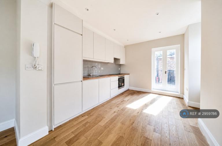 2 bedroom flat in Berrymead Gardens, London, W3 (2 bed) (#2959786)