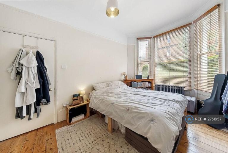 1 bedroom flat in London, London, SW11 (1 bed) (#2751957)