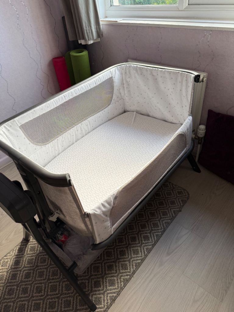 Baby elegance gliding crib 