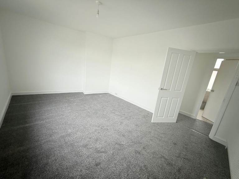 Newly Refurbished 3 Bedroom House to let with 2 Toilet in Fieldway Dagenham RM8, 