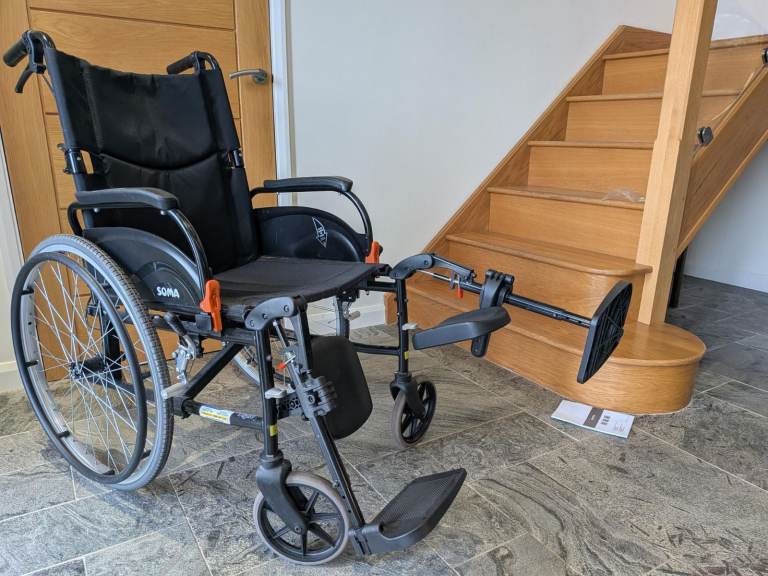 Wheelchair with adjustable/removeable leg supports