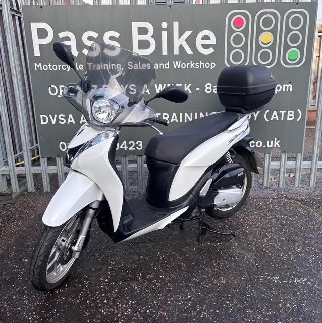 2014 Honda SH125 Mode 125cc Automatic Twist and Go Scooter - 3403 Miles
