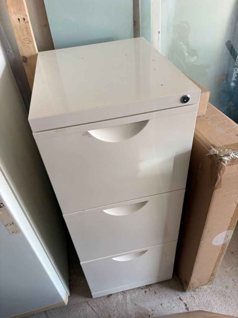 Cream Metal 3-Drawer Filing Cabinet – Good Condition