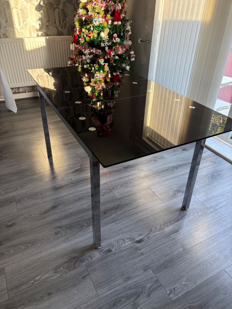 Dining table +4 chairs