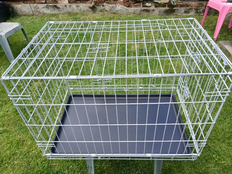 GREY DOG CRATE  £20  L 76CMS W 48 CMS H 54 CMS AS NEW  SO529DW.