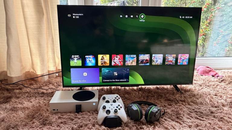 Ready-to-Play- Ultimate 4K Gaming Setup: Xbox Series S + 512GB Expansion + 43" QLED 4K TV