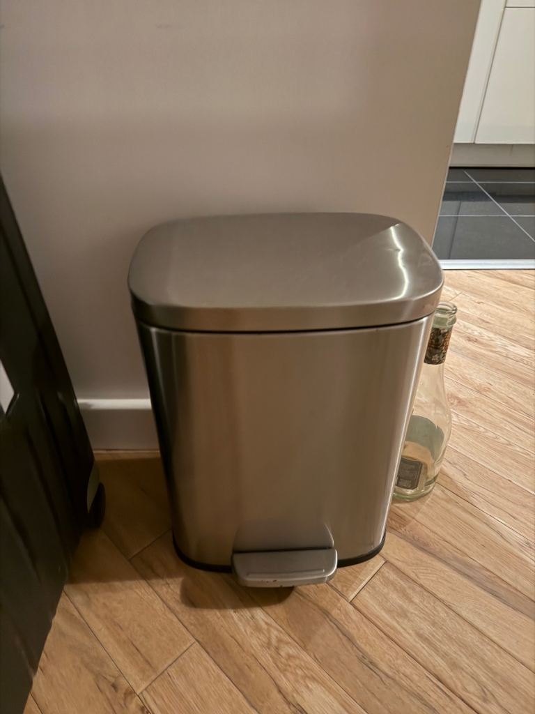 Metal bin with pedal