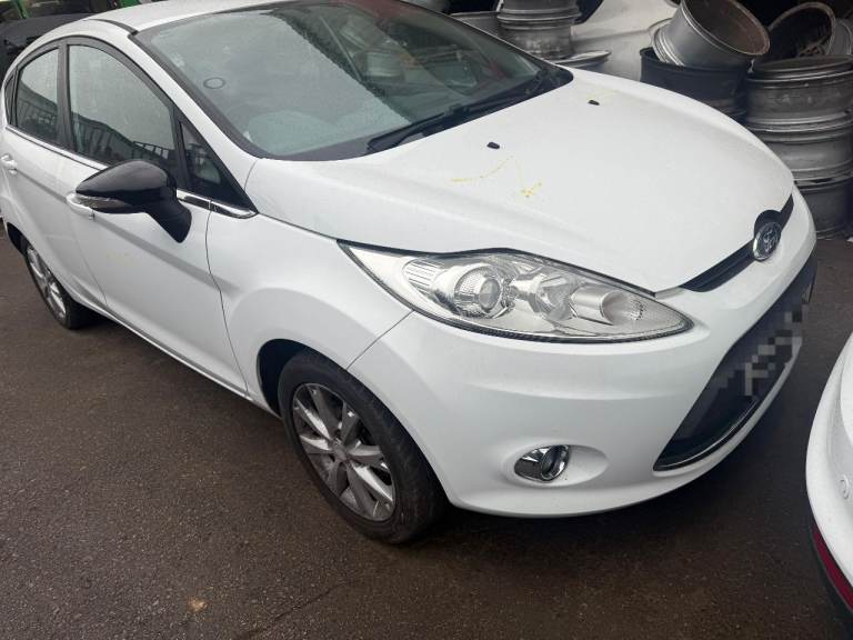 Breaking spare parts ford fiesta white mk7 