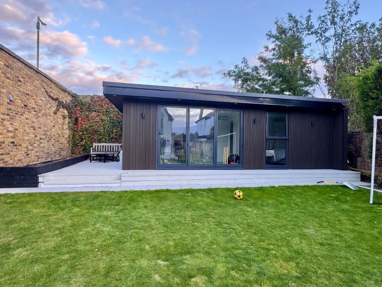 Self-Contained Garden Outhouse to Rent – East Molesey – £1,100 All Bills Included