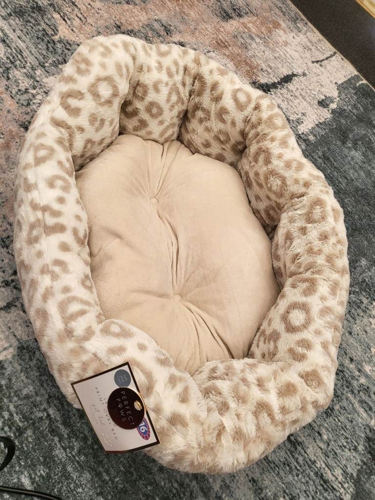 CREAM/BEIGE LEPPOARD PRINT CAT BED WITH TOYS