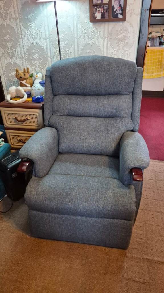 HSL Ripley Rise & Recliner Chair rrp £2300