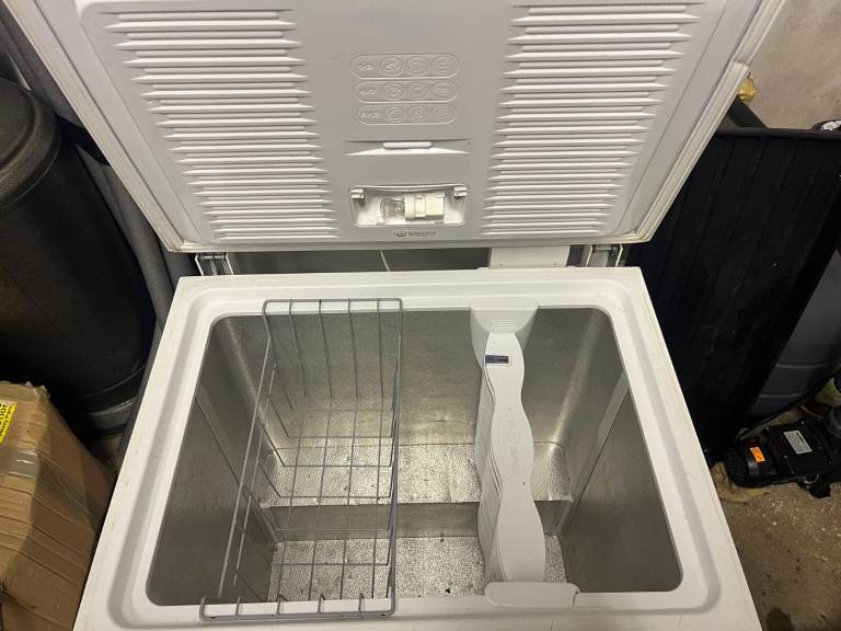 Chest Freezer - Whirlpool WCN200 AP