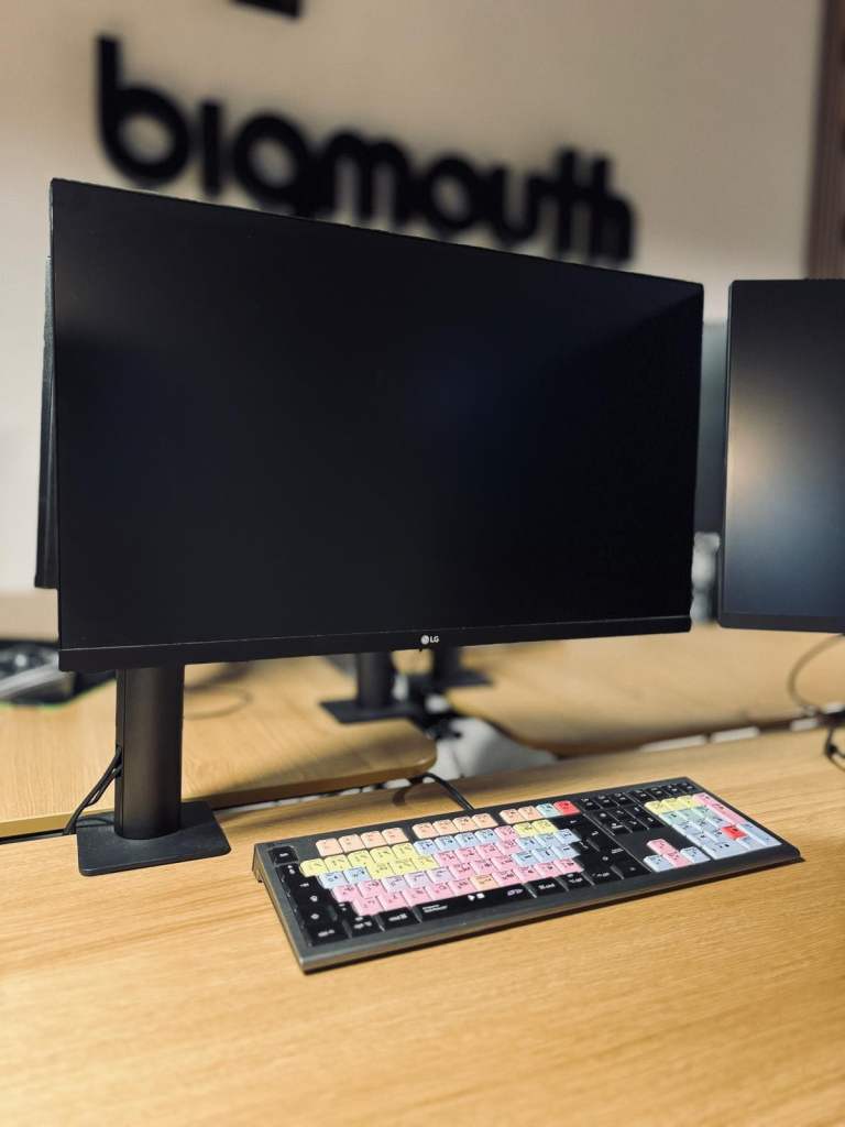 6 x LG Monitors with Desk Clamp Stand