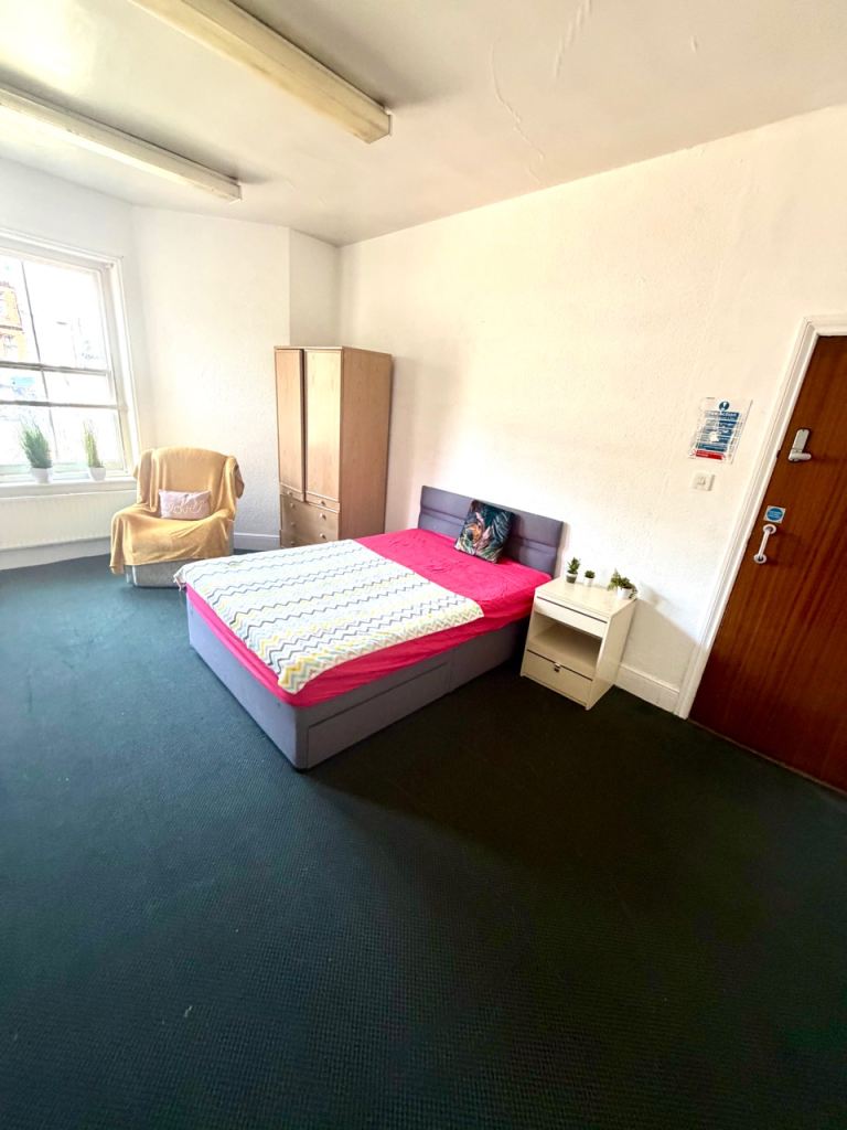 *** HUGE double room in Bournemouth CENTRE ***