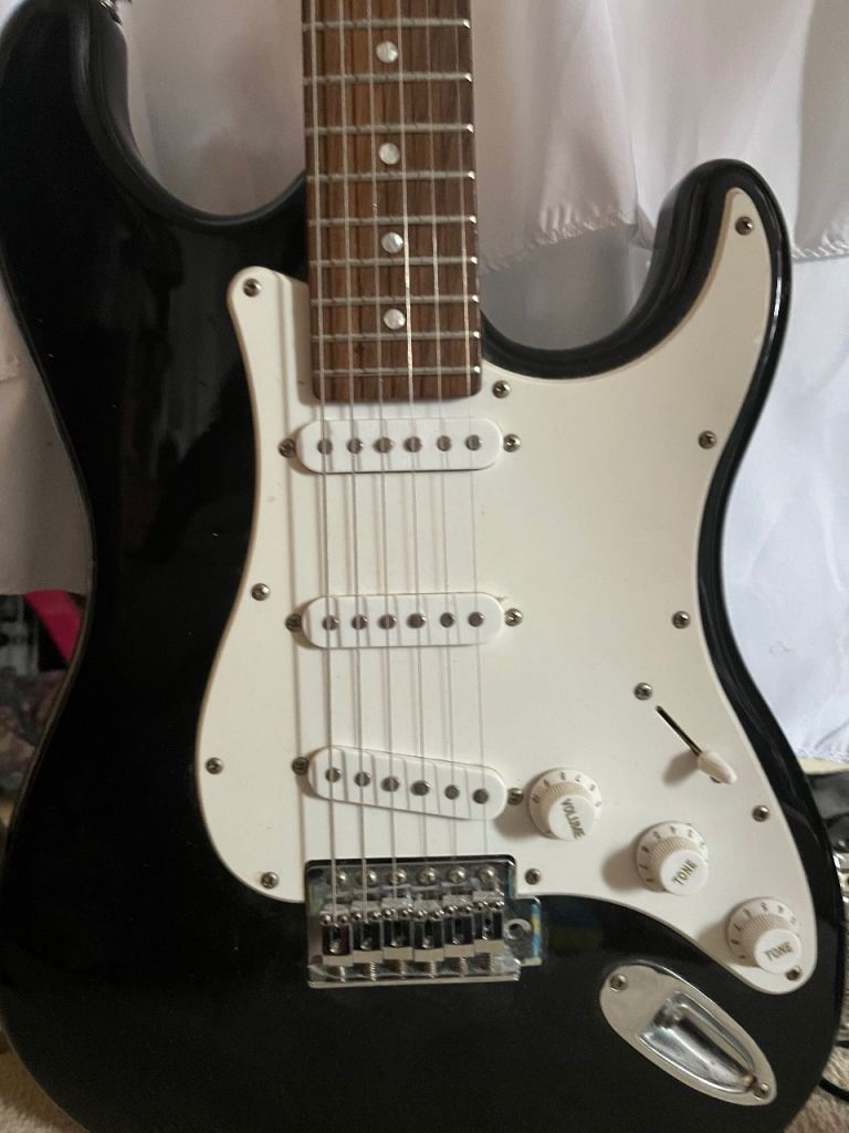 Suzuki Electric Guitar – Black, Good Condition