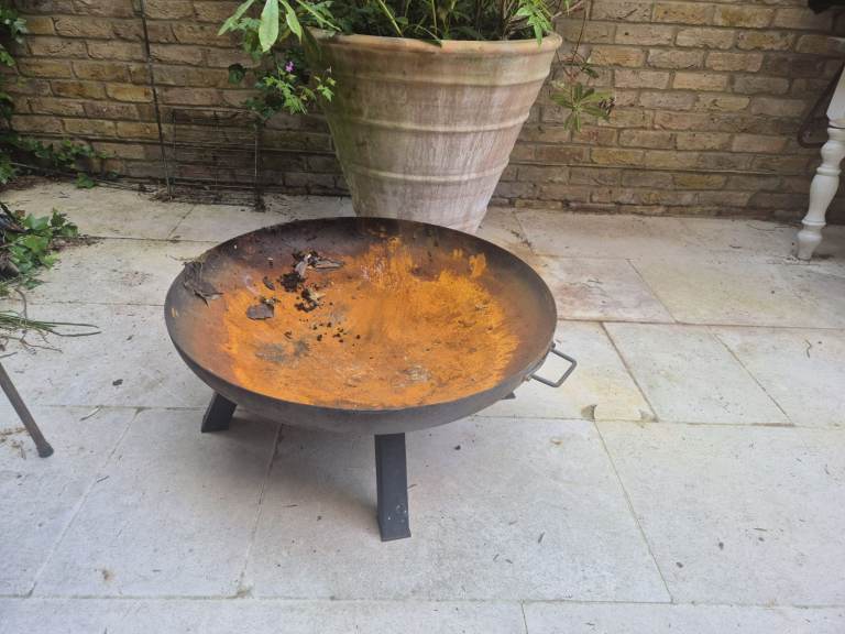 Outdoor fire pit