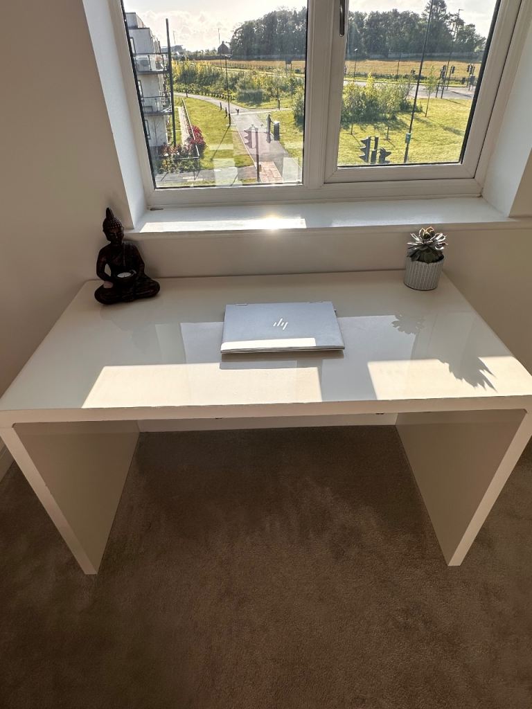 White gloss Desk