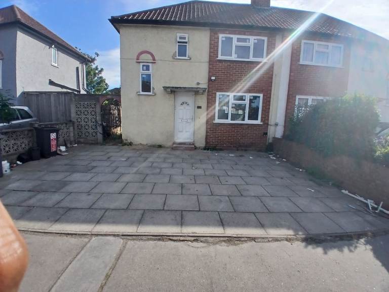 Large Three Double Bedroom With Two Shower/Toilet  Semi Detached House in West Croydon