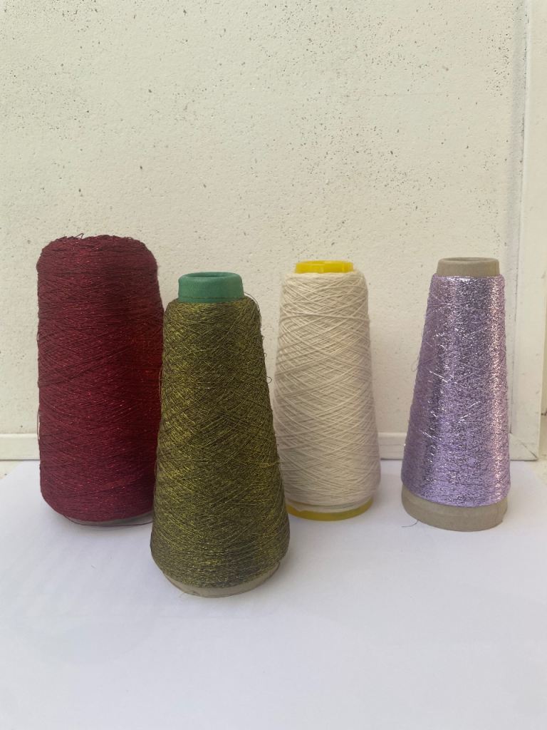 Assorted yarns for knitting machines
