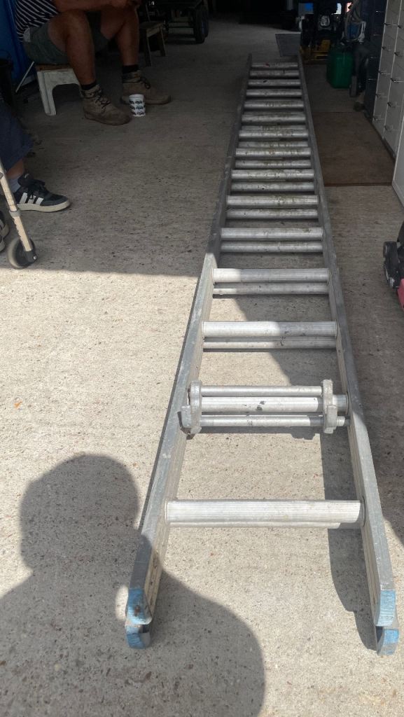 Aluminium extension ladders 