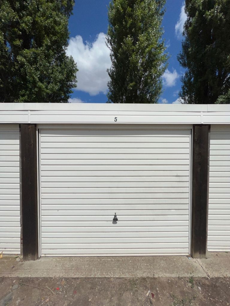 Garage/Parking/Storage to rent: R/O Farnaby road, Bromley BR2 0BB