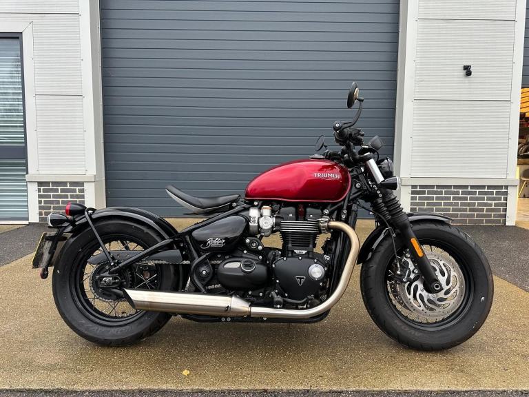 TRIUMPH BONNEVILLE BOBBER 2021 - 4096 MILES. VERY CLEAN EXAMPLE. 
