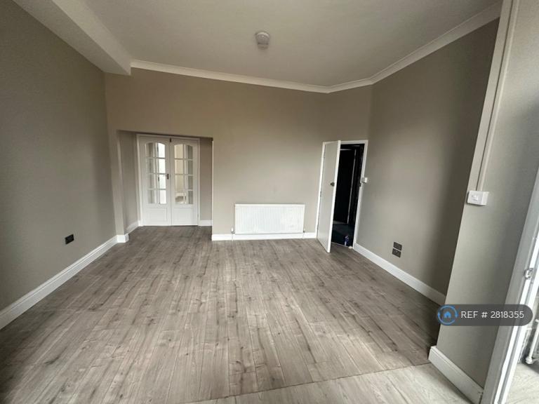 2 bedroom flat in Green Lane, Goodmayes, IG3 (2 bed) (#2818355)