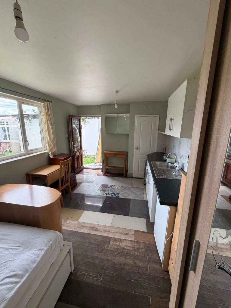 Self-contained studio flat in Hendon - DSS Welcome
