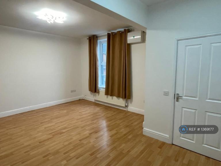 2 bedroom flat in Belle Vue Court, Swindon, SN1 (2 bed) (#1369177)